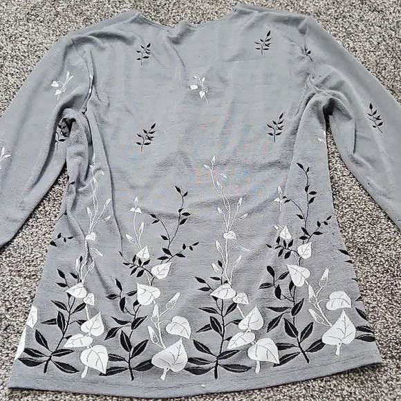 Women's Gray V-Neck Floral Embroidered Top - Picture 4 of 5